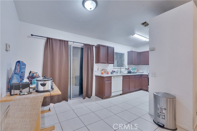 Detail Gallery Image 5 of 18 For 16575 via Montana, Desert Hot Springs,  CA 92240 - 4 Beds | 2 Baths