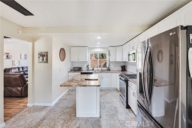 Detail Gallery Image 23 of 59 For 29857 Wistaria Valley, Canyon Country,  CA 91387 - 3 Beds | 3 Baths
