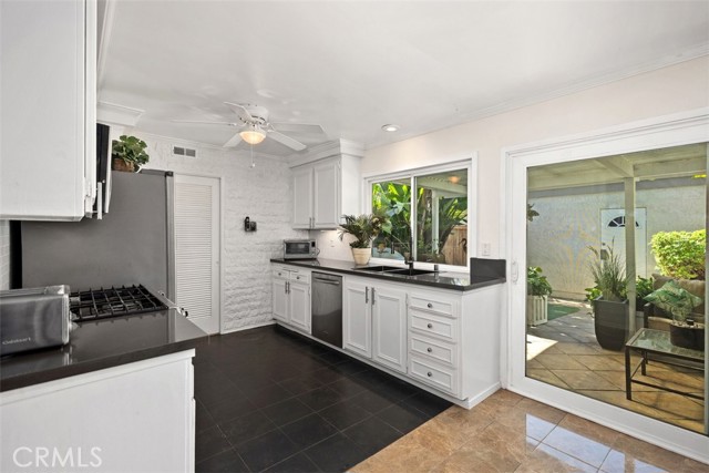 Detail Gallery Image 16 of 42 For 14342 Suffolk, Westminster,  CA 92683 - 4 Beds | 3 Baths