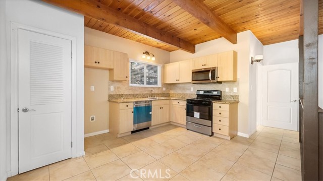 Detail Gallery Image 9 of 34 For 33283 Holcomb Creek Dr, Green Valley Lake,  CA 92341 - 2 Beds | 2 Baths