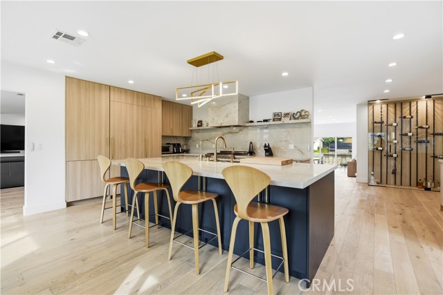 Detail Gallery Image 15 of 53 For 22637 Erwin St, Woodland Hills,  CA 91367 - 6 Beds | 5/1 Baths