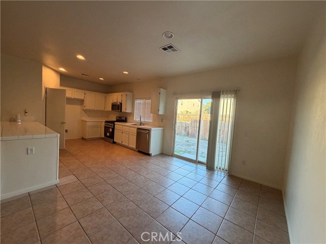 Detail Gallery Image 7 of 31 For 14651 Indian Wells, Victorville,  CA 92394 - 4 Beds | 3 Baths