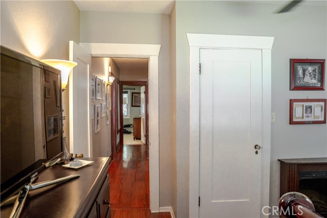 7319 Owensmouth Avenue, Canoga Park CA: https://media.crmls.org/medias/4bbb57a2-c429-4629-a36f-558ce22327fc.jpg