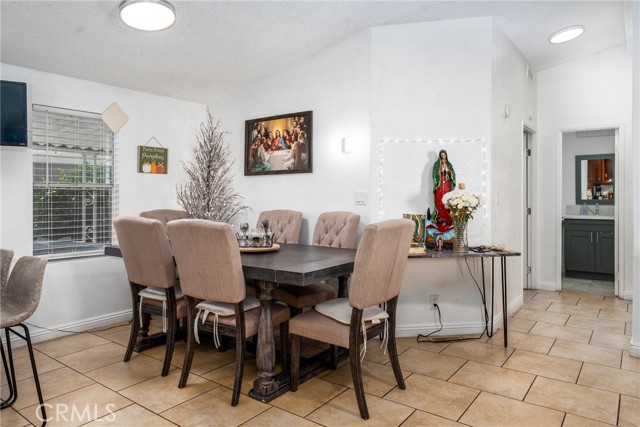 Detail Gallery Image 8 of 37 For 1855 E Riverside Dr #209,  Ontario,  CA 91761 - 4 Beds | 2 Baths