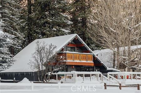 https://media.crmls.org/medias/4bbc6ca1-bbe3-4842-9cf4-0a8e5deb9df6.jpg?preset=X-Large