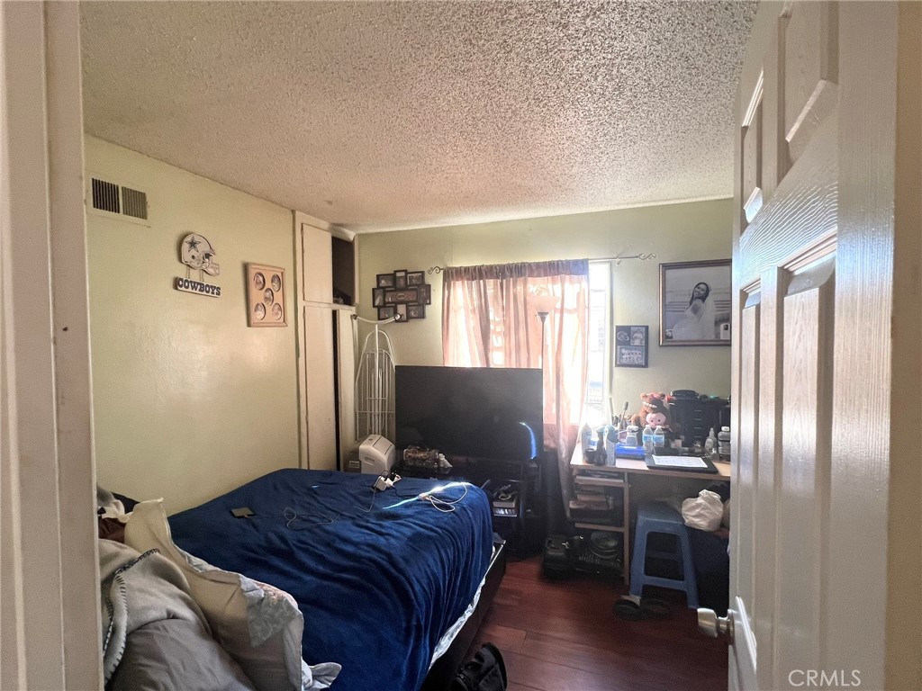 https://media.crmls.org/medias/4bbe97aa-9e32-4c0d-b94b-90b2b58d0895.jpg?preset=X-Large
