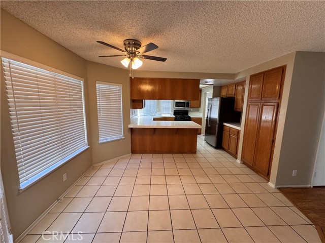 Detail Gallery Image 5 of 44 For 4546 Grandview Dr, Palmdale,  CA 93551 - 3 Beds | 3 Baths