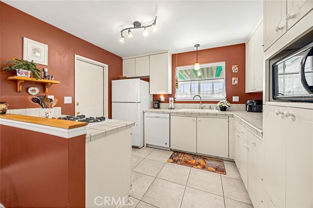 Detail Gallery Image 8 of 23 For 402 Jade Ave, Placentia,  CA 92870 - 4 Beds | 2 Baths