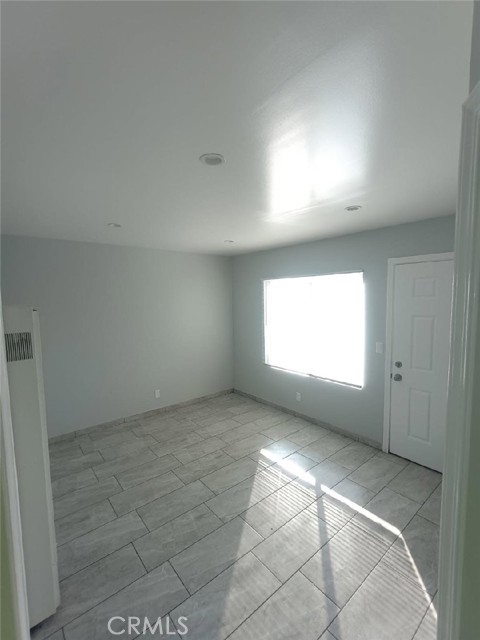 Detail Gallery Image 4 of 5 For 1319 1/2 W 92nd, Los Angeles,  CA 90044 - 1 Beds | 1 Baths