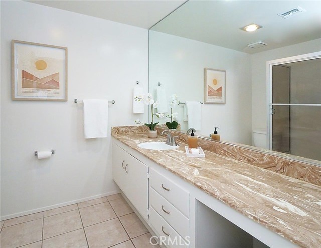 Large 2nd Bathroom with tub/shower