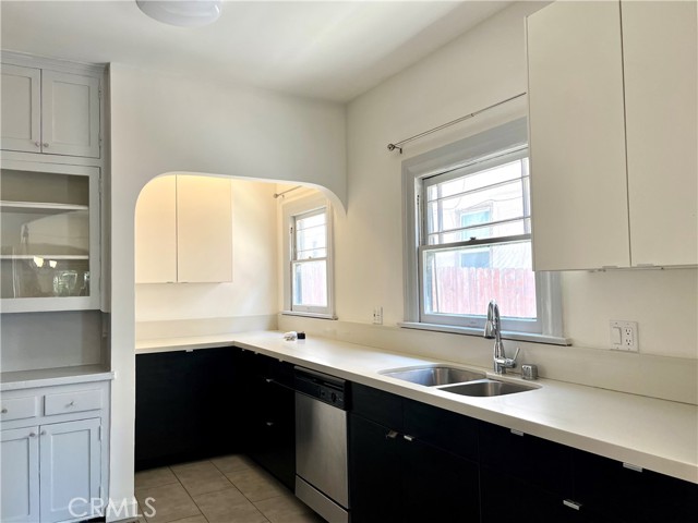 122 S Westmoreland Ave, Los Angeles CA: https://media.crmls.org/medias/4bc5d835-954c-44ab-886f-a6ab90ecb922.jpg