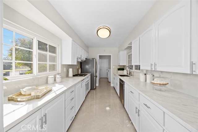 Detail Gallery Image 14 of 52 For 451 W Foothill, Arcadia,  CA 91006 - 4 Beds | 3 Baths