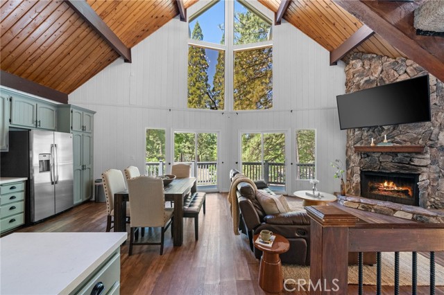 Detail Gallery Image 3 of 29 For 635 Grass Valley Dr, Lake Arrowhead,  CA 92352 - 3 Beds | 2 Baths