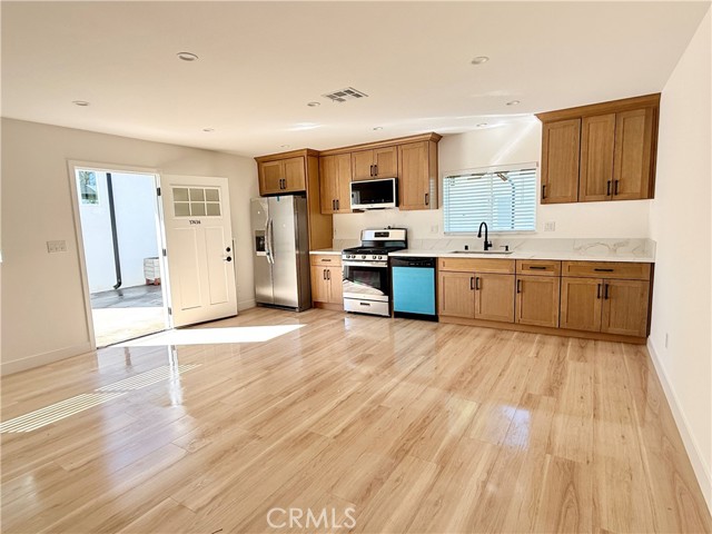 Detail Gallery Image 2 of 9 For 17436 Horace St, Granada Hills,  CA 91344 - 1 Beds | 1 Baths