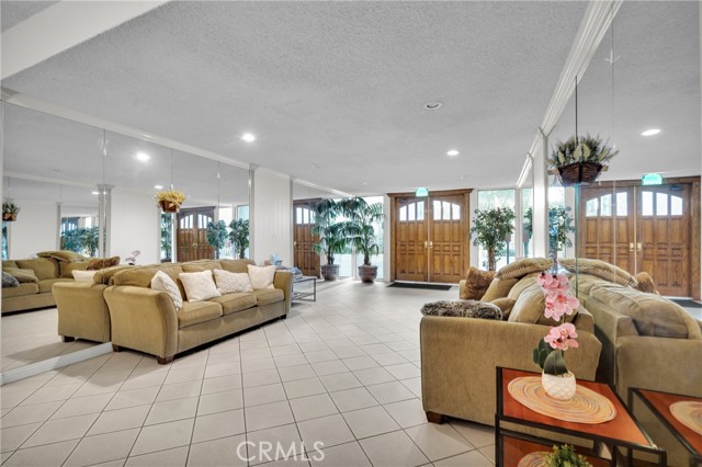 Detail Gallery Image 5 of 33 For 6150 Buckingham Pkwy #202,  Culver City,  CA 90230 - 2 Beds | 2 Baths