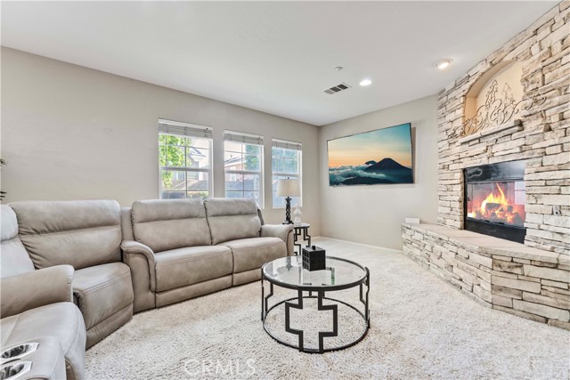 15601 N Peak Lane, Fontana CA: https://media.crmls.org/medias/4be2d84d-96ea-46e6-b4c6-ff22248cb4d7.jpg