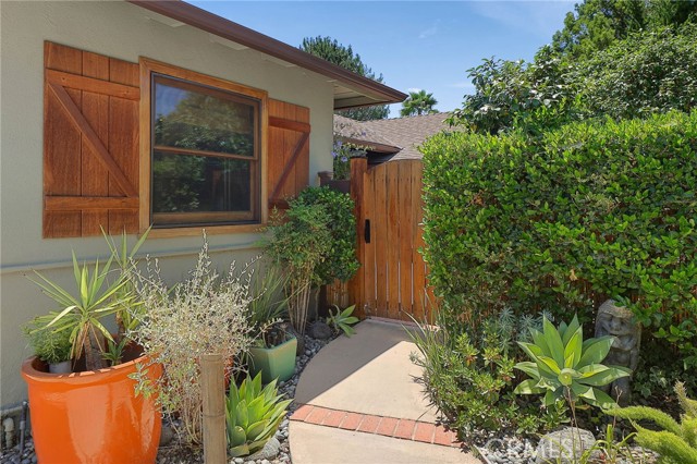 5866 Varna Avenue, Valley Glen CA: https://media.crmls.org/medias/4be5f08a-2ac8-43ca-9a42-b5615ba4cdfa.jpg