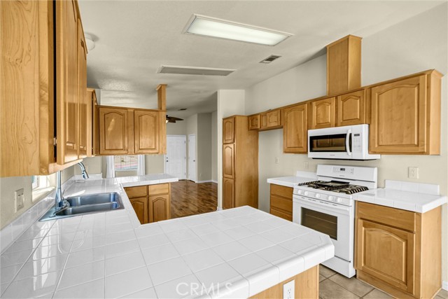 Detail Gallery Image 14 of 29 For 2424 Sunset Ridge Dr., Rosamond,  CA 93560 - 3 Beds | 2 Baths