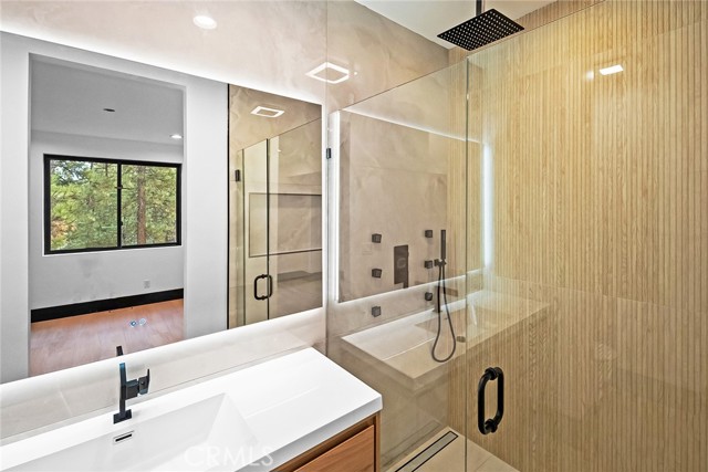 129 Winding Lane, Big Bear City CA: https://media.crmls.org/medias/4bee4df6-e7c7-438d-8be1-ba9a3bbc3890.jpg