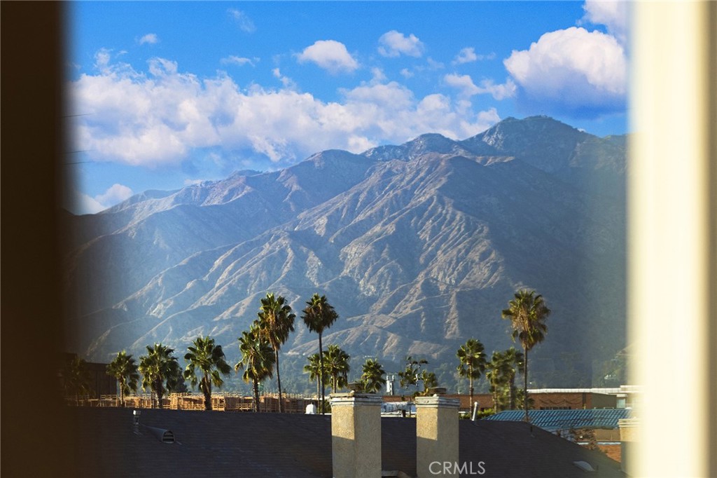 https://media.crmls.org/medias/4beff8d0-1a96-40a2-8d6f-e0f8df081ed4.jpg?preset=X-Large