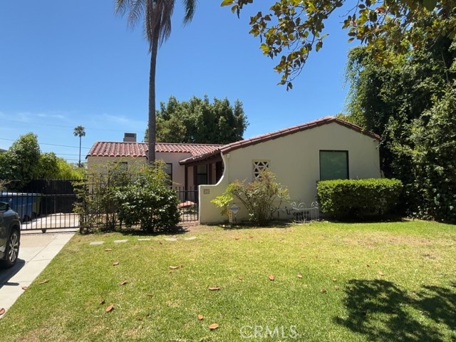 Detail Gallery Image 1 of 14 For 10856 Wellworth Ave, Los Angeles,  CA 90024 - 3 Beds | 2 Baths