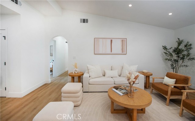 9355 Ruffner Avenue, Northridge CA: https://media.crmls.org/medias/4bf61366-6cc3-421d-a986-762cc4f339dd.jpg
