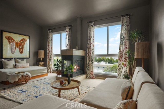 837 N West Knoll Drive, West Hollywood CA: https://media.crmls.org/medias/4bf7e629-03ce-4f88-b7b9-6b2fe3e5b66c.jpg