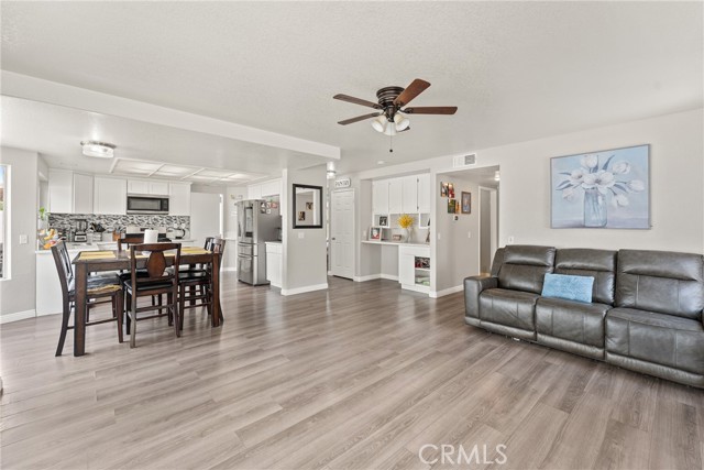 Detail Gallery Image 12 of 40 For 12342 Southwind St, Victorville,  CA 92392 - 4 Beds | 3 Baths