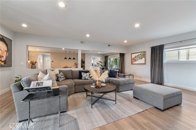 Detail Gallery Image 19 of 40 For 7316 Colbath, Van Nuys,  CA 91405 - 3 Beds | 3 Baths