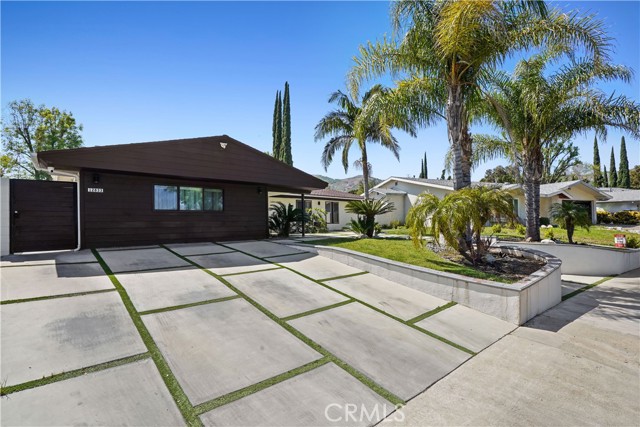 Detail Gallery Image 4 of 39 For 12835 Titian Ave, Granada Hills,  CA 91344 - 3 Beds | 2 Baths