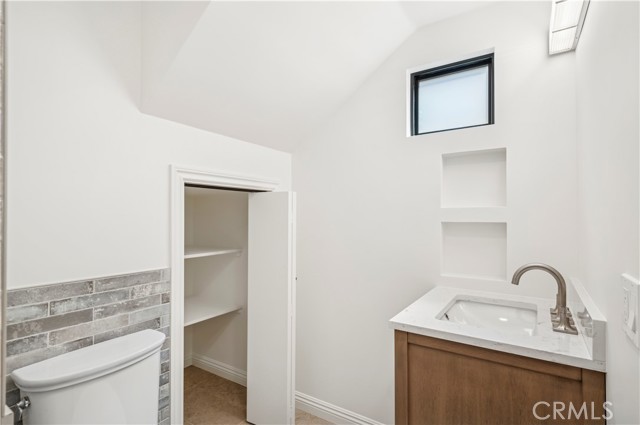 441 1/2 Goldenrod Avenue, Corona del Mar CA: https://media.crmls.org/medias/4bfad00b-adb1-4e1a-8718-8e6553f78b0b.jpg