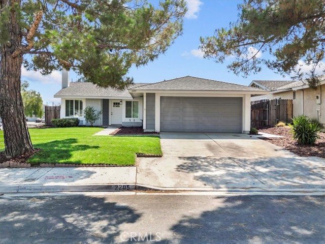 Detail Gallery Image 3 of 34 For 2205 Lake Forest Ct, San Bernardino,  CA 92407 - 3 Beds | 2 Baths