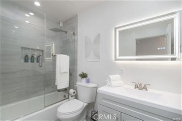 5840 White Oak Avenue, Encino CA: https://media.crmls.org/medias/4c0128e1-6d3b-40e6-b051-d48ad81c3aef.jpg