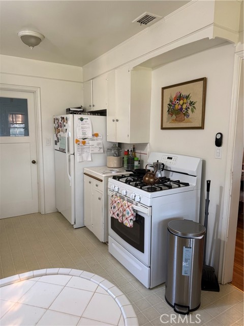 Detail Gallery Image 5 of 12 For 307 Lincoln Ave, Pomona,  CA 91767 - 2 Beds | 1 Baths