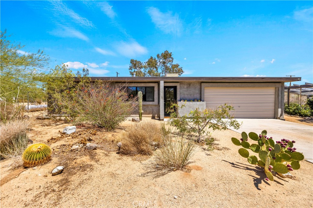 4851 Avenida La Flora Desierta