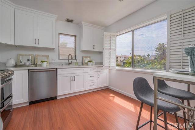 Detail Gallery Image 7 of 46 For 100 Hermosa Ave 2c,  Long Beach,  CA 90802 - 2 Beds | 2 Baths