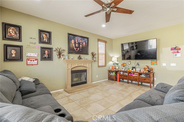 37137 Firethorn Street, Palmdale CA: https://media.crmls.org/medias/4c095a49-6698-485a-9eb6-3f405f18b3f0.jpg