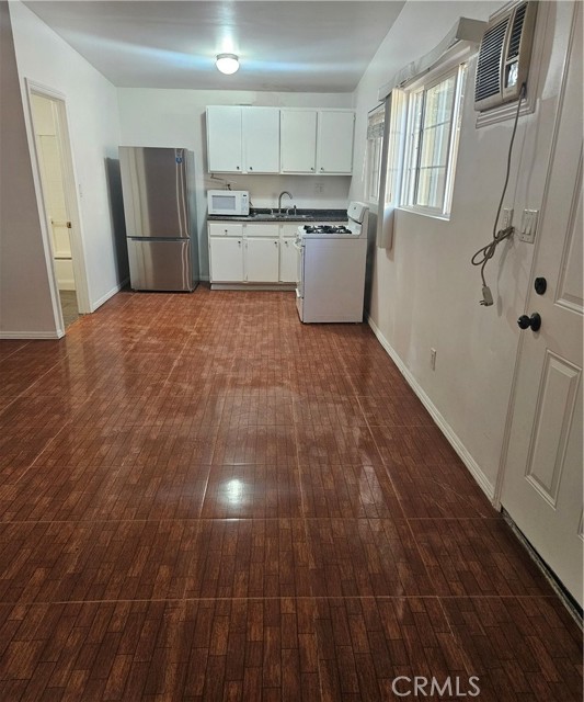 17537 Tuba, Northridge CA: https://media.crmls.org/medias/4c0e2a80-7d4e-4f23-8a85-338c03522319.jpg