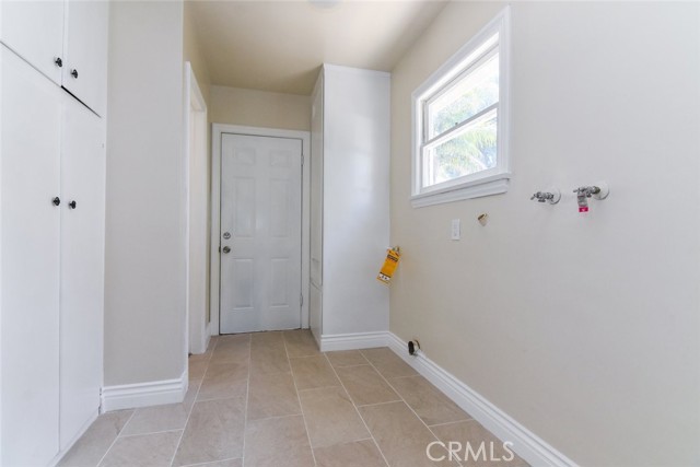 Detail Gallery Image 18 of 22 For 6906 Mclennan Ave, Lake Balboa,  CA 91406 - 3 Beds | 3 Baths