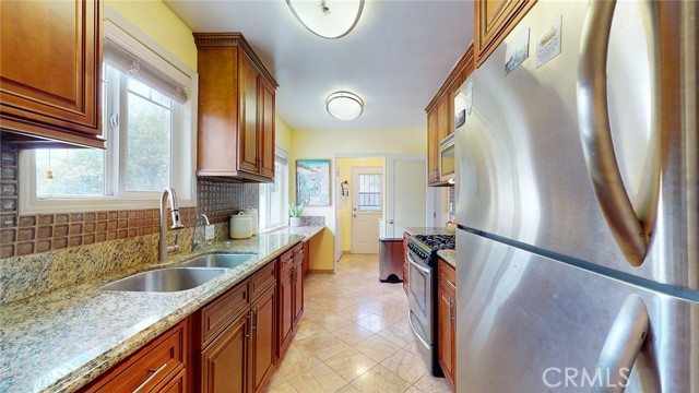 8162 Van Noord Avenue, North Hollywood CA: https://media.crmls.org/medias/4c10305d-b8ec-45f6-8b09-b0ddddf85eec.jpg