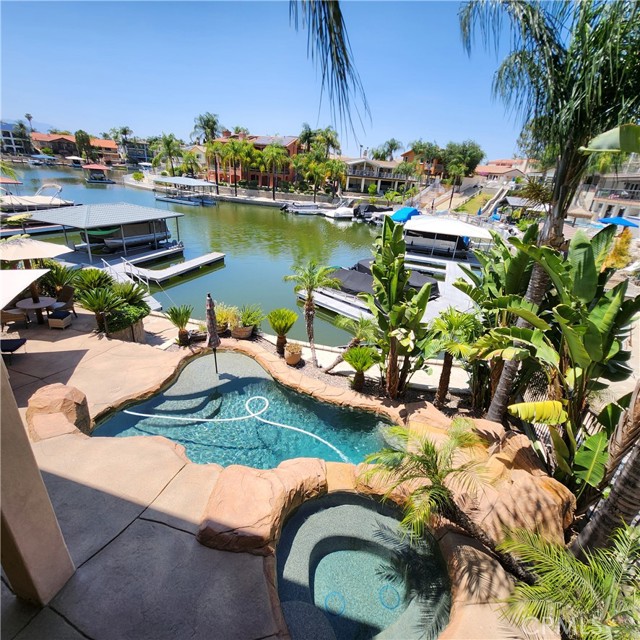 30295 Little Harbor Drive, Canyon Lake CA: https://media.crmls.org/medias/4c142c11-32f6-43d8-a872-dda68c1ca275.jpg