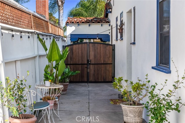 Detail Gallery Image 25 of 34 For 2431 S Holt Ave, Los Angeles,  CA 90034 - 3 Beds | 2 Baths