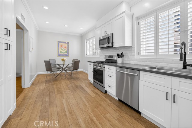 Detail Gallery Image 16 of 36 For 5240 Yarmouth, Encino,  CA 91316 - 3 Beds | 2/1 Baths