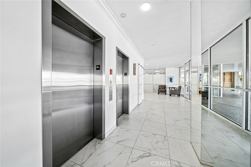 https://media.crmls.org/medias/4c19a865-f8de-4cfe-a1fd-8618bbb76c55.jpg?preset=X-Large