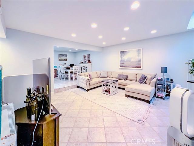 Detail Gallery Image 2 of 28 For 7904 Topanga Canyon Blvd #3,  Canoga Park,  CA 91304 - 3 Beds | 2/1 Baths