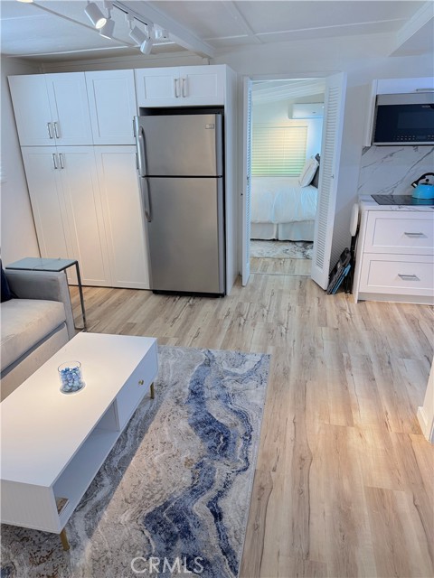 726 1/2 Esplanade, Redondo Beach CA: https://media.crmls.org/medias/4c1ef39c-deb1-4de9-97aa-c147ff0debd1.jpg