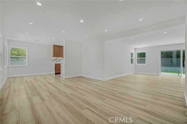Detail Gallery Image 4 of 32 For 19120 Bessemer St, Tarzana,  CA 91335 - 4 Beds | 3 Baths