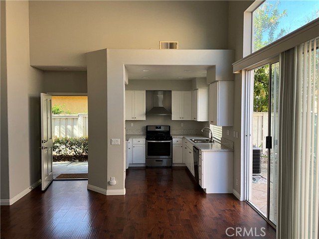 Detail Gallery Image 3 of 14 For 18 La Ronda, Irvine,  CA 92606 - 3 Beds | 3 Baths