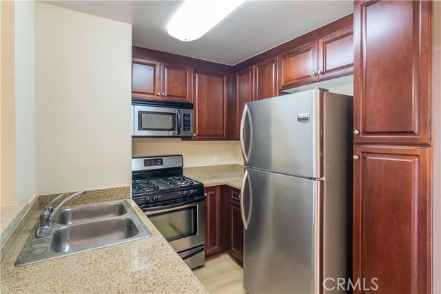 Detail Gallery Image 3 of 21 For 21500 Burbank Blvd #126,  Woodland Hills,  CA 91367 - 1 Beds | 1 Baths