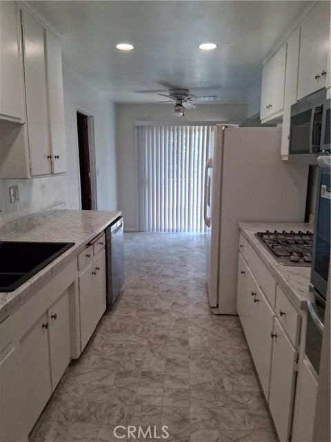 Detail Gallery Image 2 of 19 For 26460 Girard St, Hemet,  CA 92544 - 3 Beds | 2 Baths